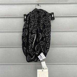 Black and white scarf